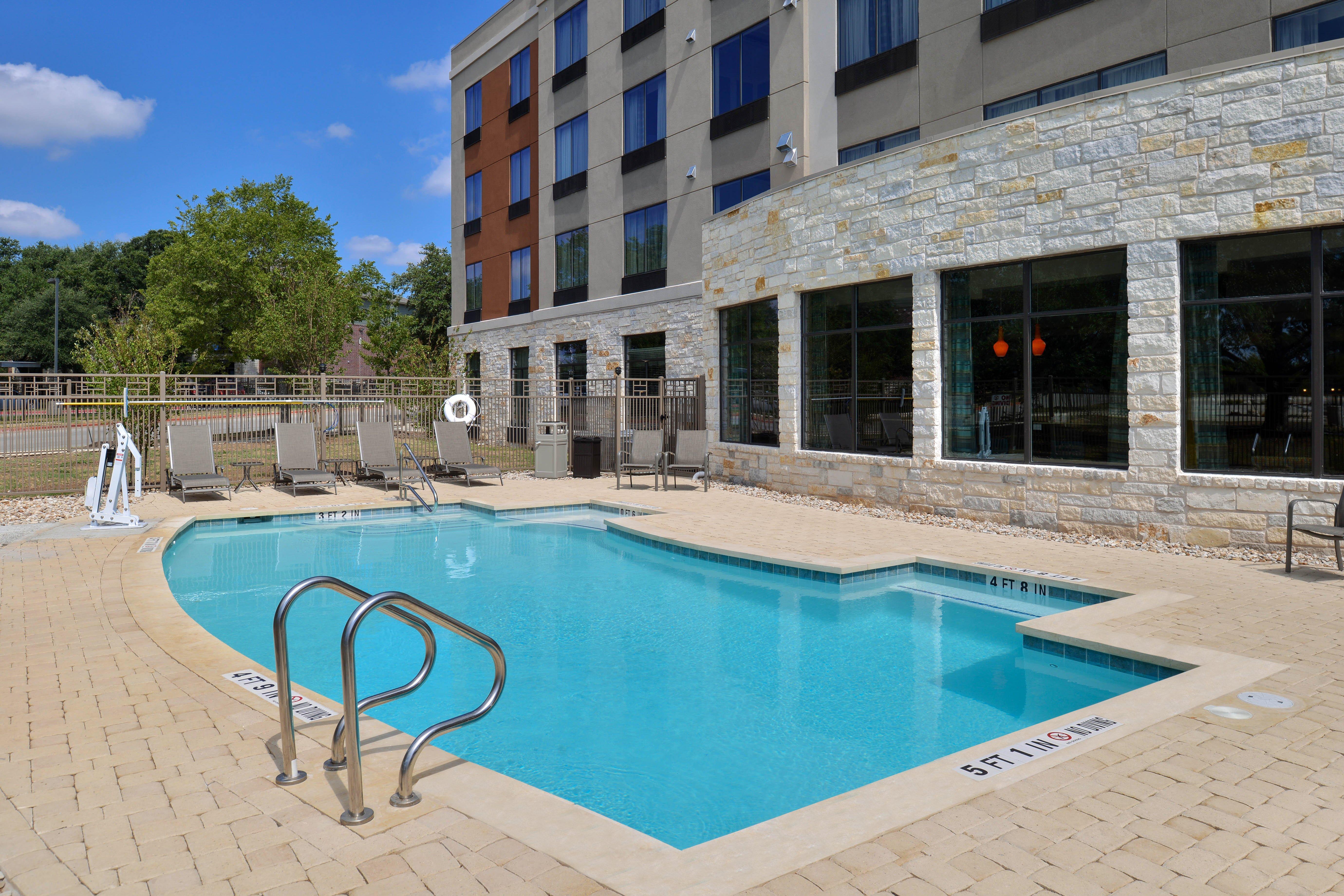 Holiday Inn Express & Suites Austin South, An Ihg Hotel Екстериор снимка